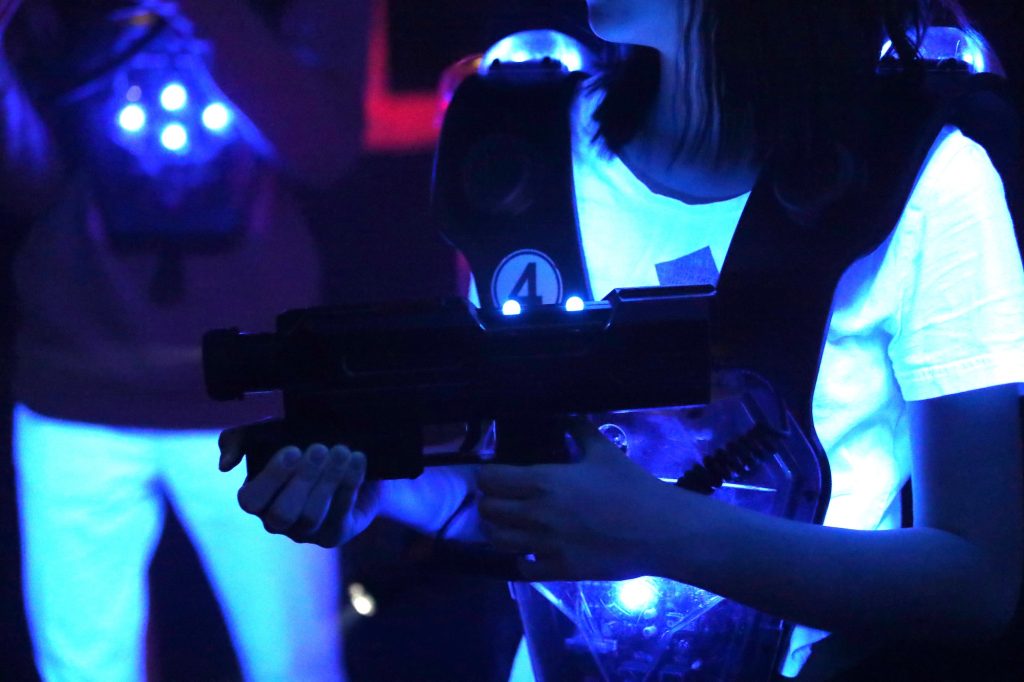 Hráči laser game s  modrými vestami